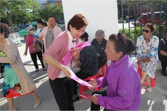 辽宁营口一小孩坐缆车时滑落车外悬挂空中，当地文旅局回应